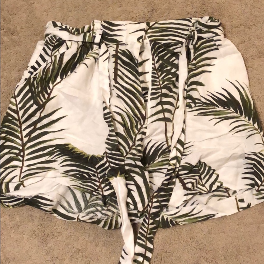 H&M shorts with zipper and tie in the front